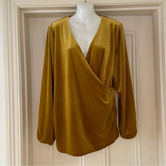 Boden ‘Ellie’ Gold Velvet Wrap Top - Size 22 - Picture 2 of 3